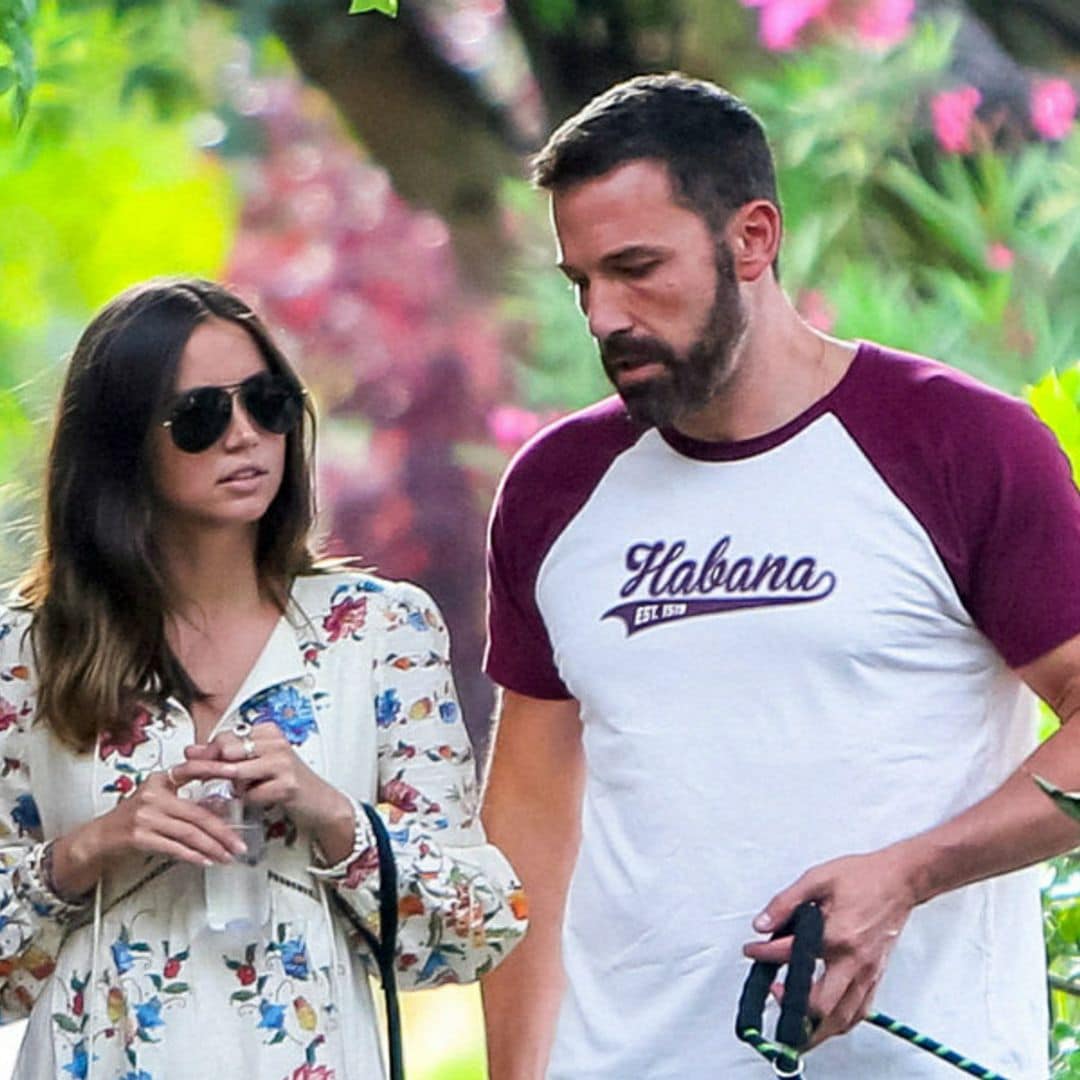 El vestido bordado que Ana de Armas lleva con chanclas y nosotras imaginamos con alpargatas