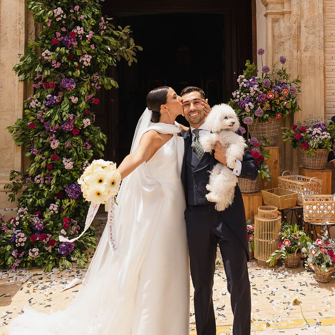 Un vestido con capa desmontable, tacones cómodos y ramo con mensaje: la boda en Almería a todo color de Piedad