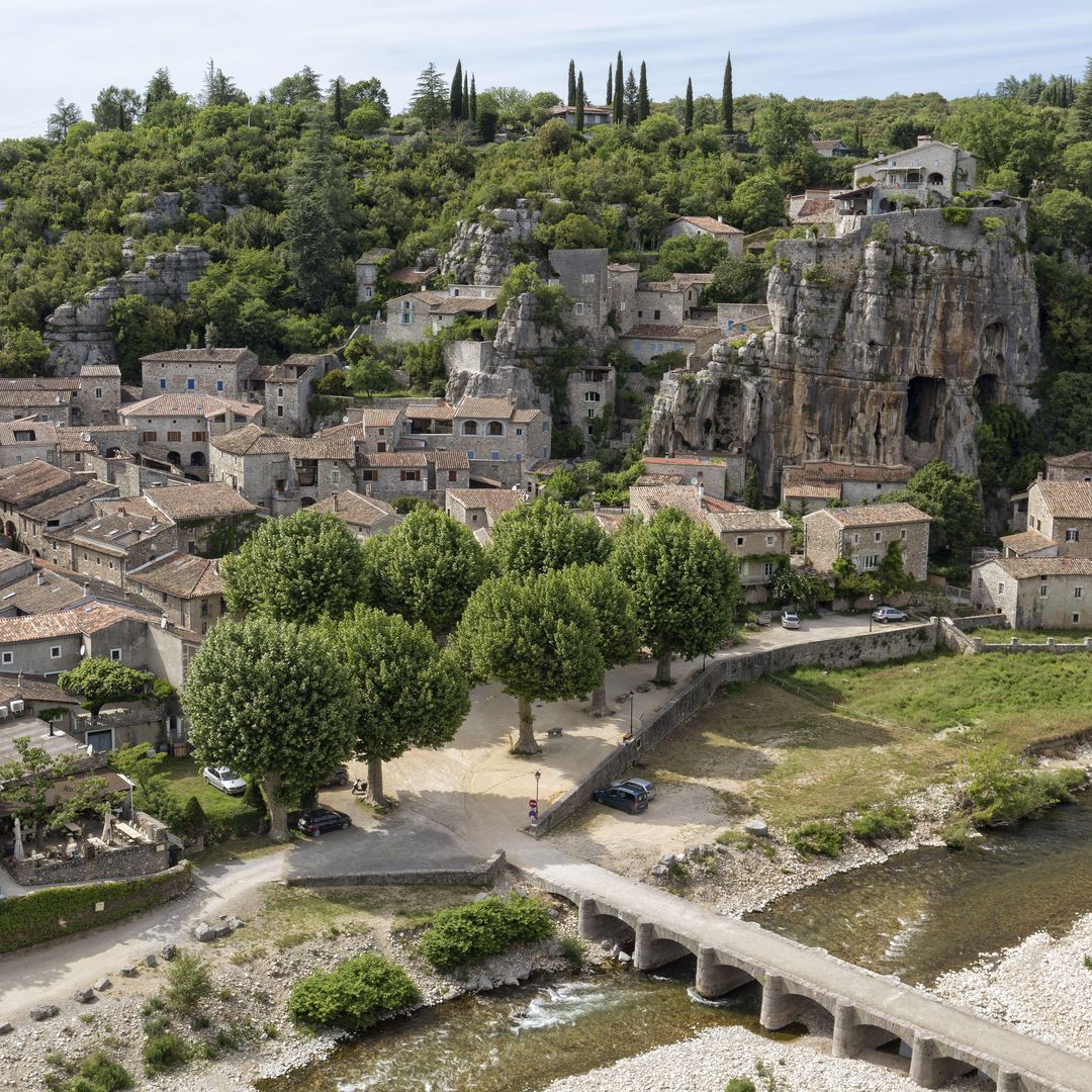 Pequeño pueblo de Labeaume en el Ardeche, Francia