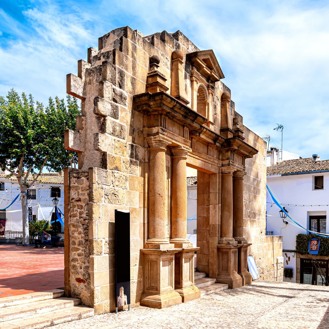 Puerta reconstruida de la iglesia de Sant Pere.