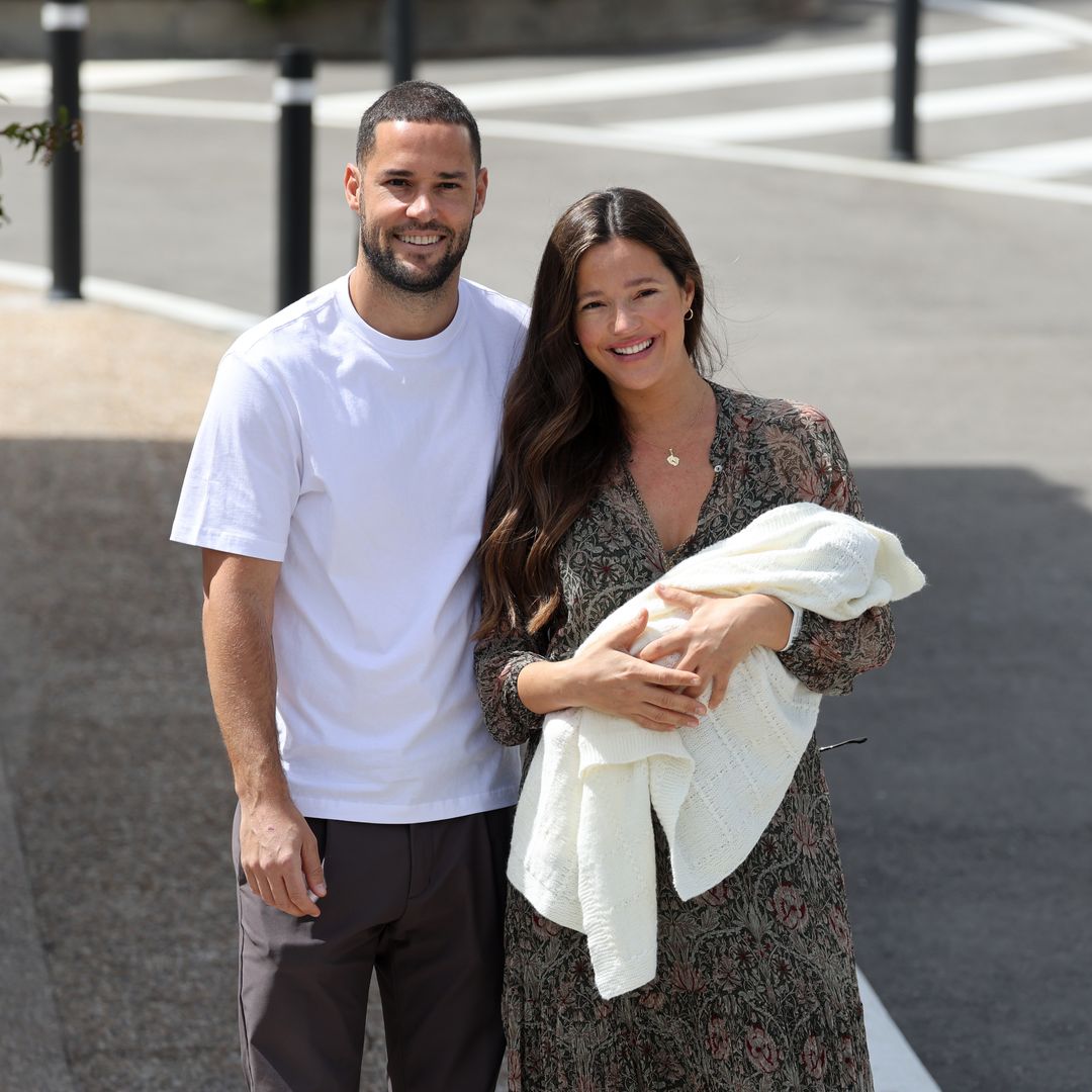 Malena Costa y Mario Suárez salen del hospital con su pequeña Margot: "Se parece a Matilda, la hermana"