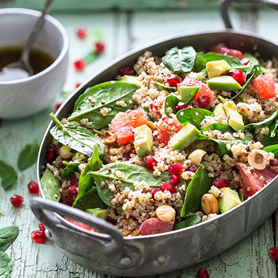 Ensalada de quinoa con espinacas, aguacate y avellanas