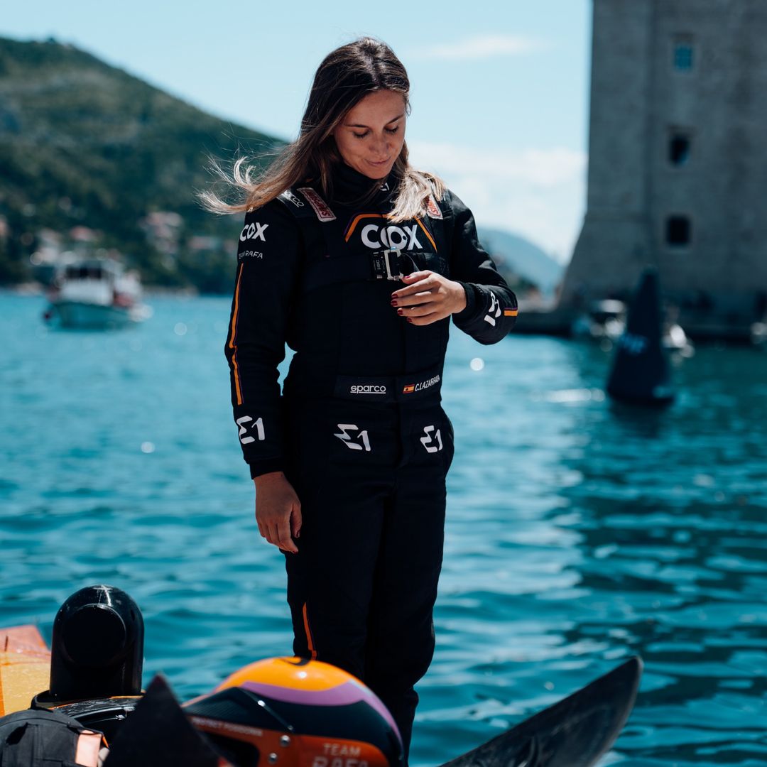 Cris Lazarraga, la piloto estrella de Rafa Nadal en la F1 acuática, en un retrato de cuerpo entero