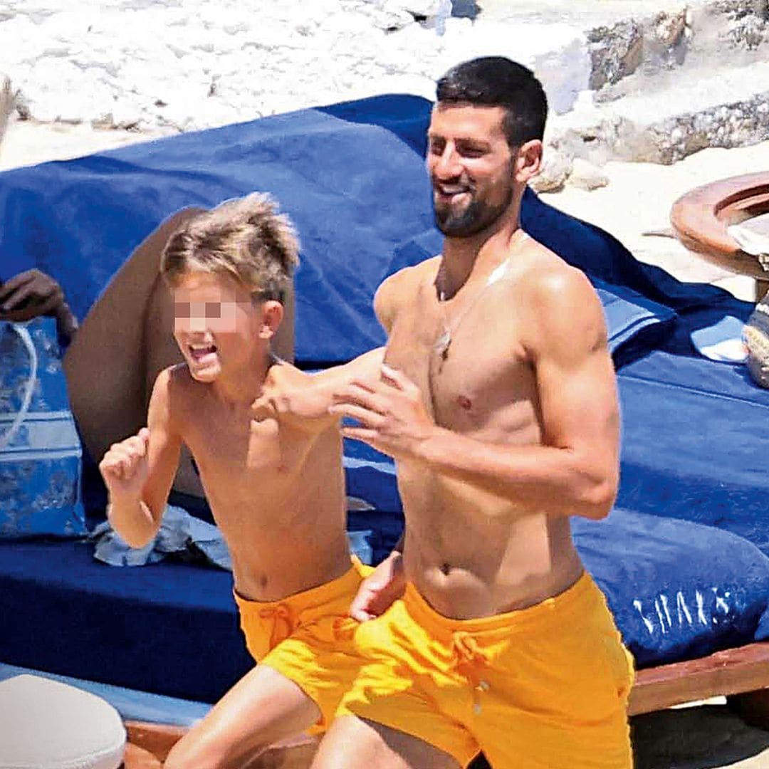 Djokovic y su hijo Stefan conquistan la playa con estilo y complicidad
