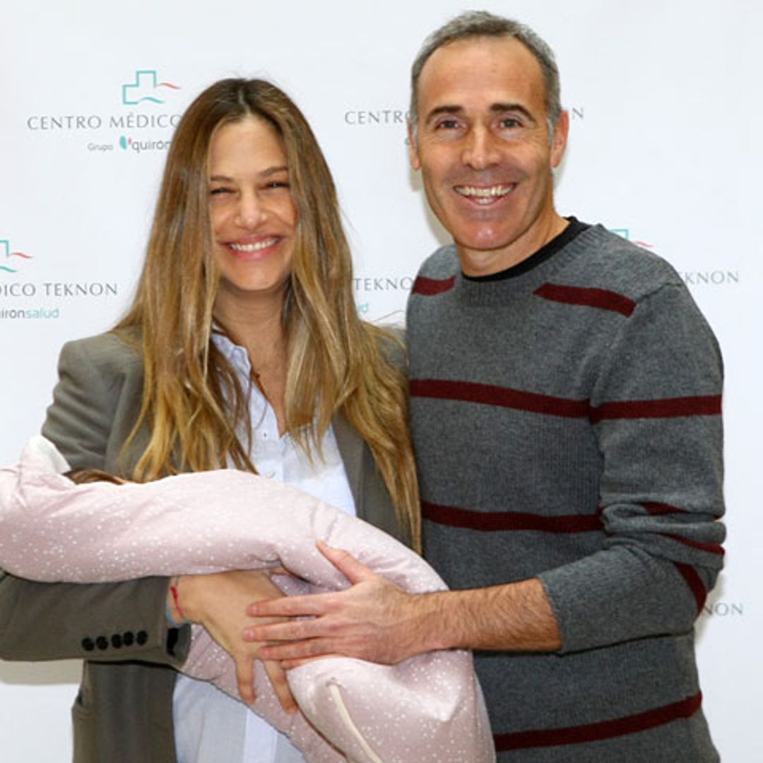El primer paseo de Martina Klein y Álex Corretja con su hija Érika
