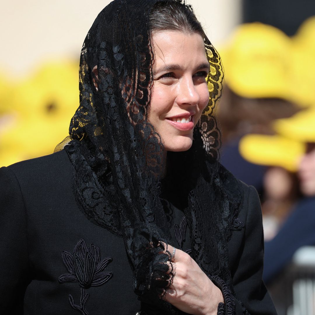Carolina de Mónaco y Carlota Casiraghi honran a Grace Kelly con un elegante look en negro durante la visita del Papa León XIV