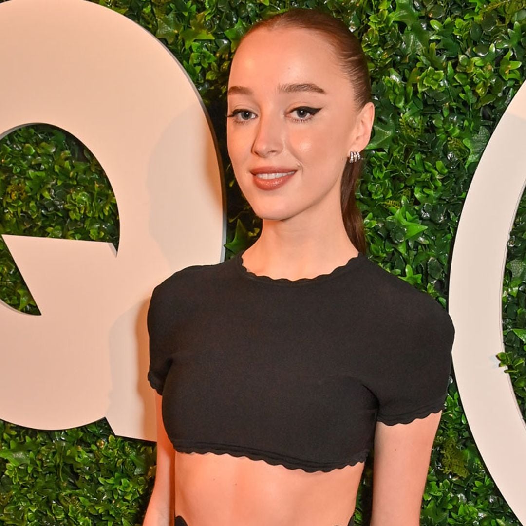 ¡Phoebe Dynevor pisa la alfombra roja con un look de punto! Y además es de la diseñadora preferida de las 'celebrities'