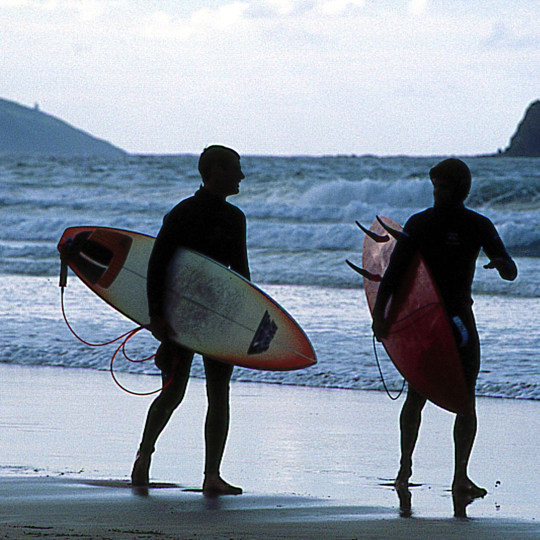 Surferos en la playa de Laga, una de las más bellas del País Vasco y famosa por sus olas
