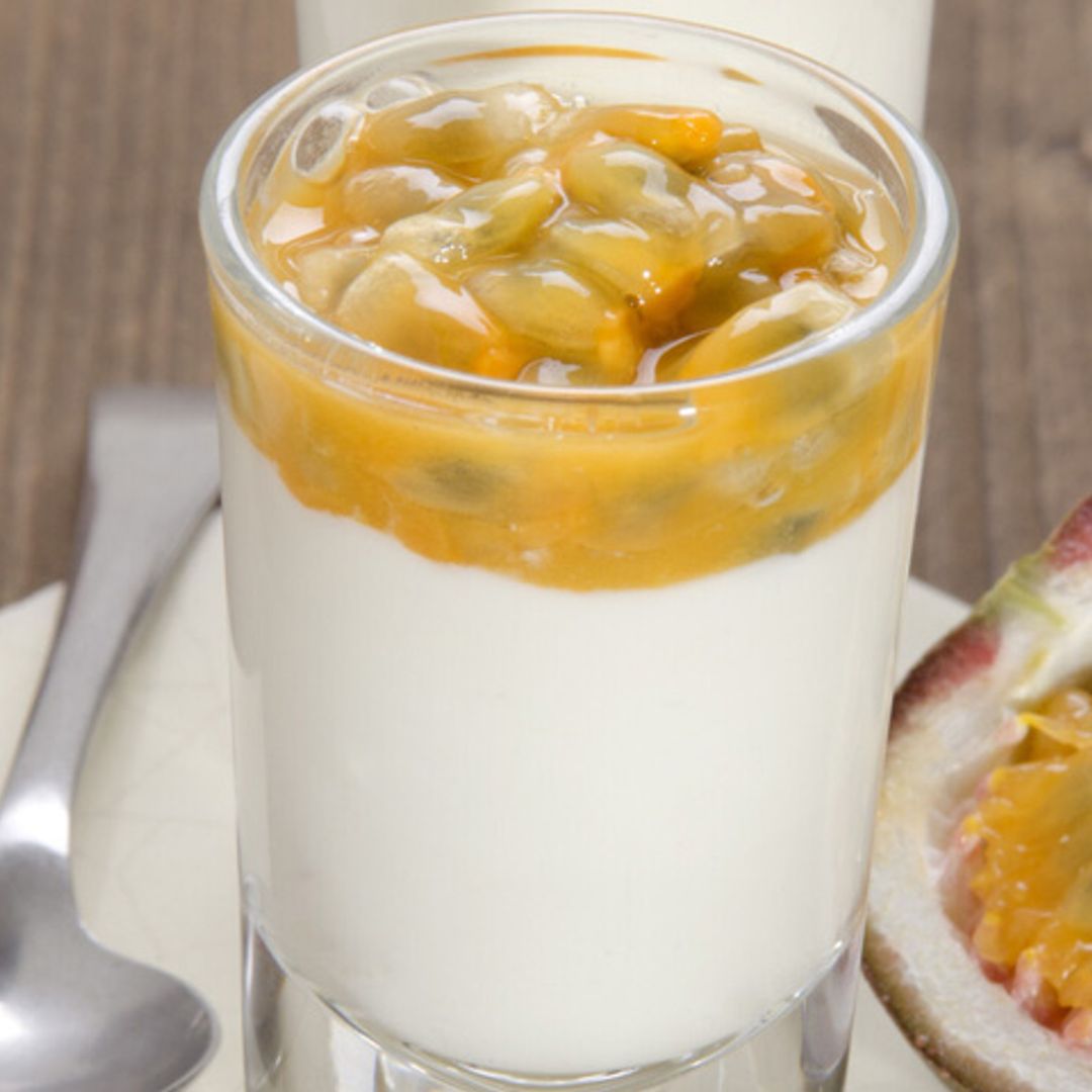 Yogur con fruta de la pasión, miel y un toque de curry