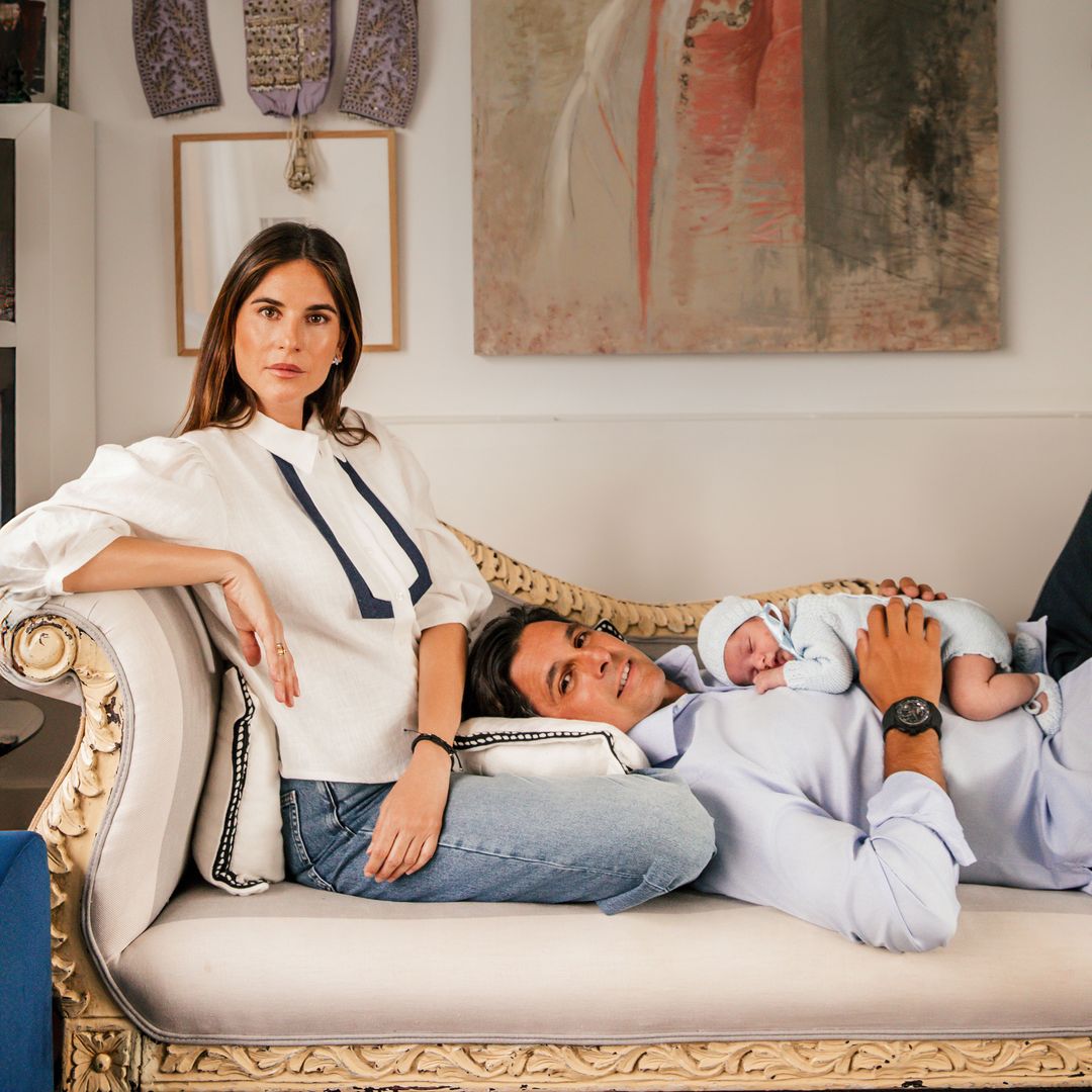 Lourdes Montes y Fran Rivera con su hijo Nicolás en brazos, tumbados en el sofá de su casa