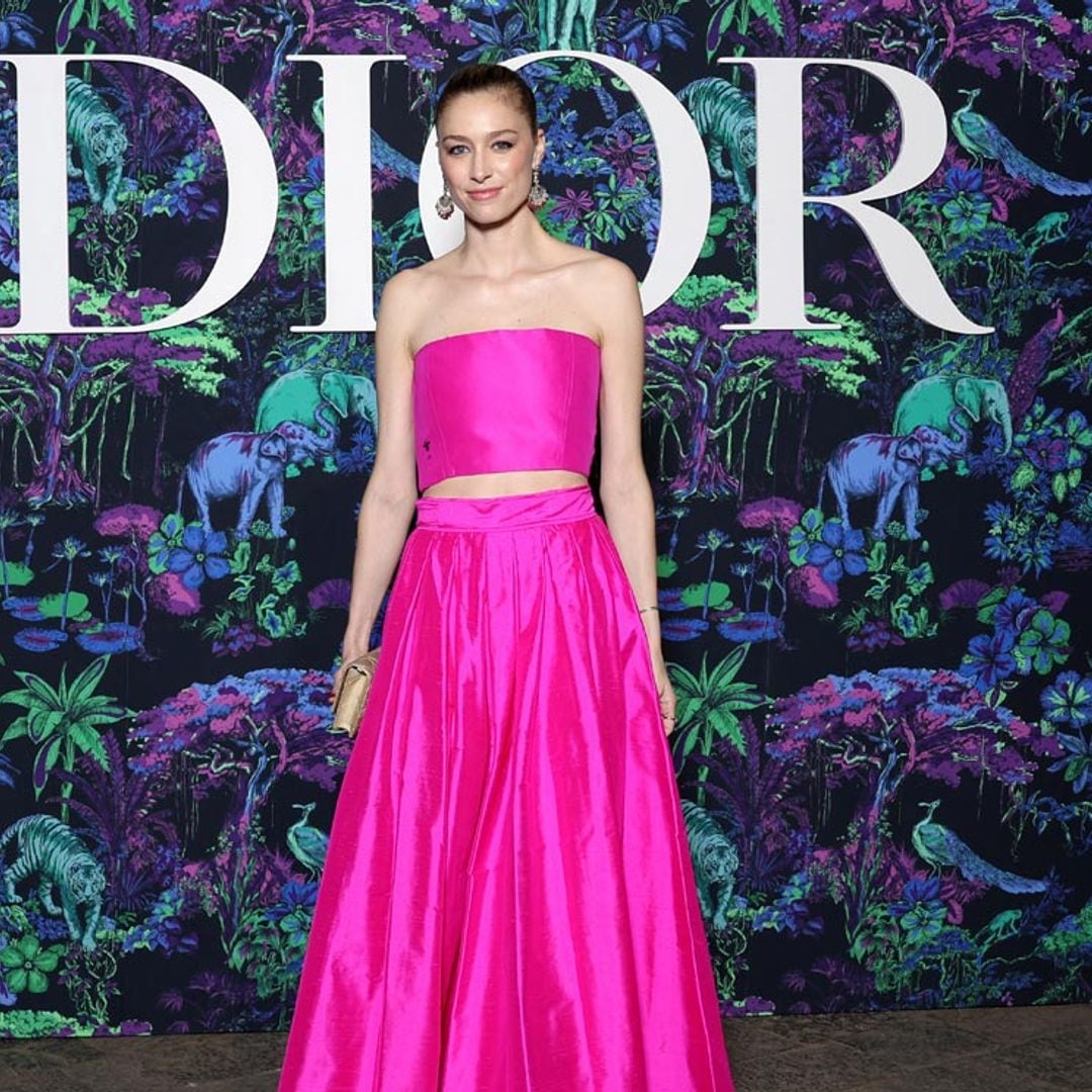 Beatrice Borromeo con su vestido de princesa fucsia y otros invitados de Dior en la India