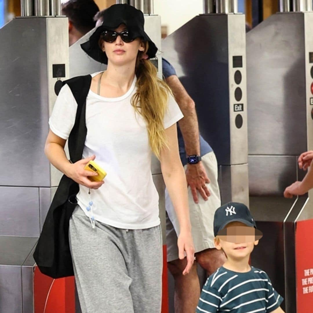 Jennifer Lawrence, una superestrella de Hollywood que viaja en metro ¡con su hijo!
