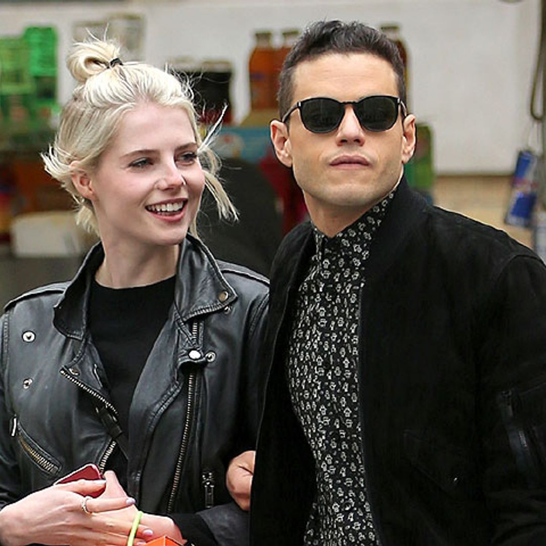 El romántico paseo del nuevo villano de James Bond, Rami Malek, con su chica, Lucy Boynton