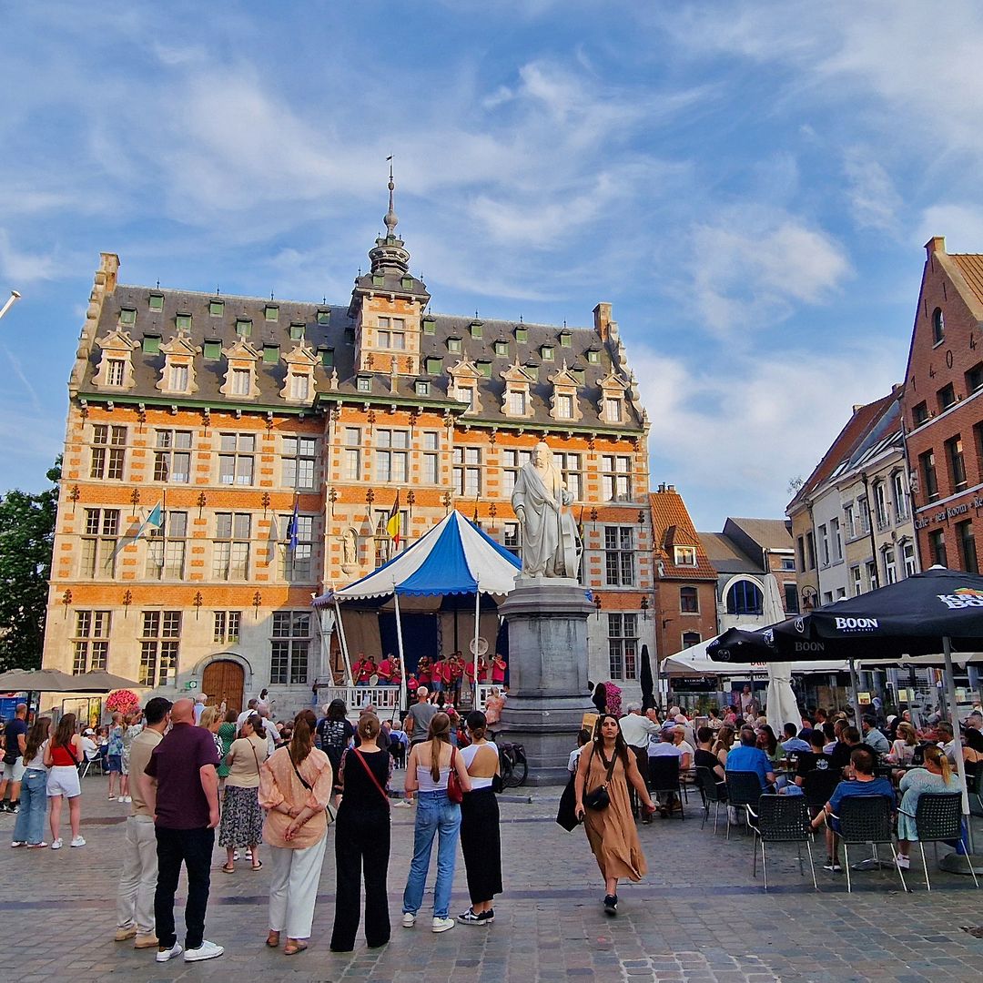 Ayuntamiento, en la Grote Markt de Halle, Bélgica