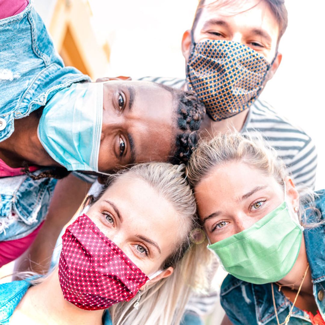 Cuando lleves mascarillas ten cuidado con estos gestos que te delatan