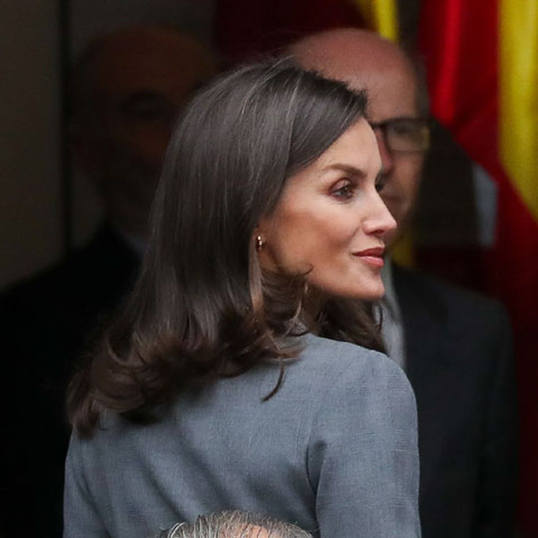 Cuarto capítulo para el vestido misterioso de la Reina más discreto y favorecedor