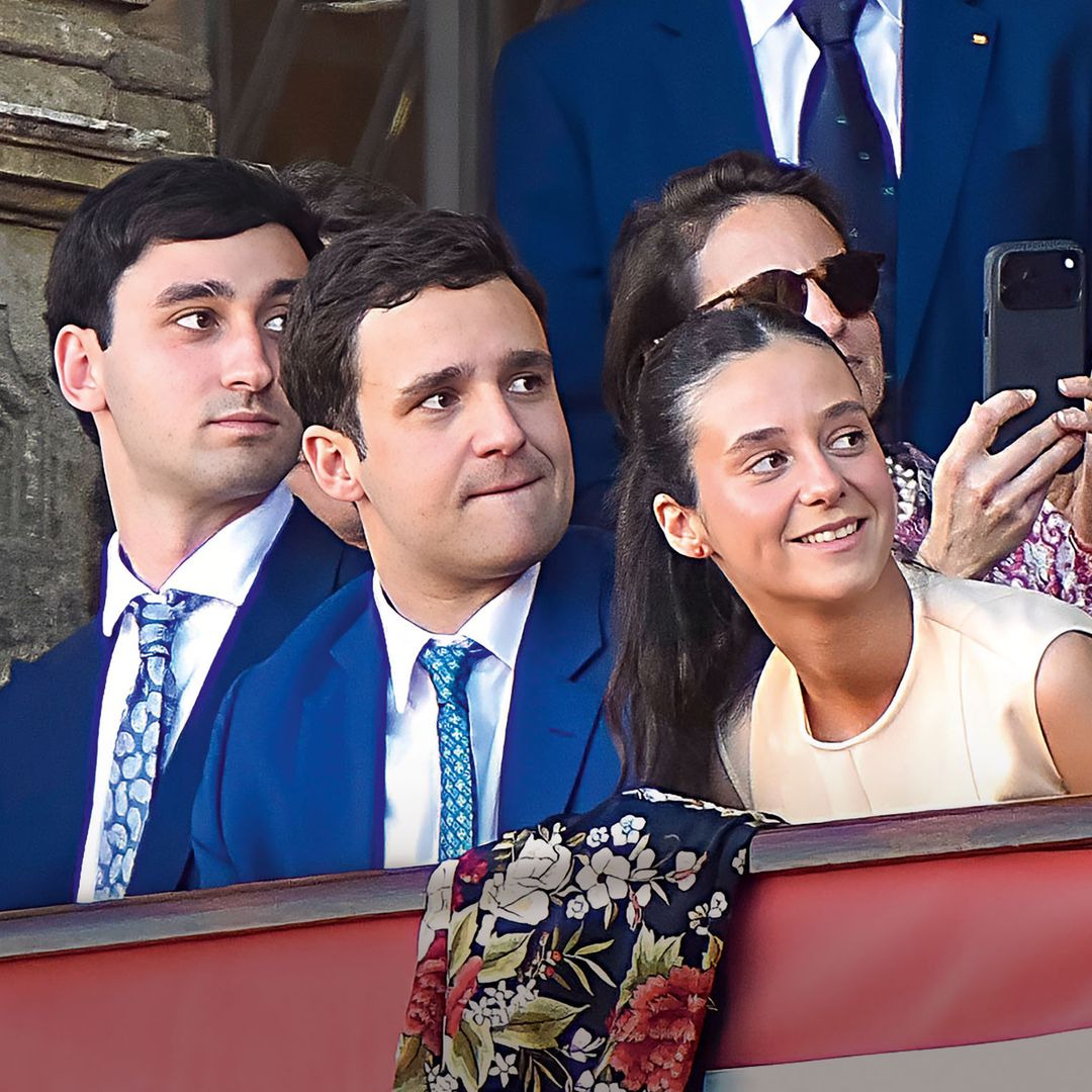 Victoria Federica mientras mira a su abuelo, el rey, entre el público