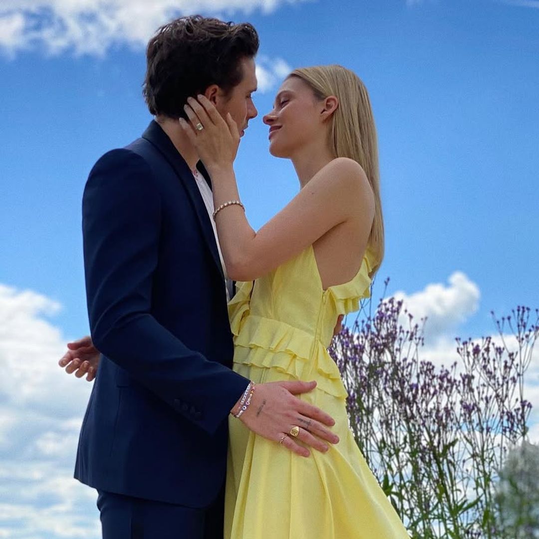 Hace 6 años Nicola Peltz eligió el color de la mala suerte para su compromiso con Brooklyn con un vestido de seda firmado por Victoria Beckham