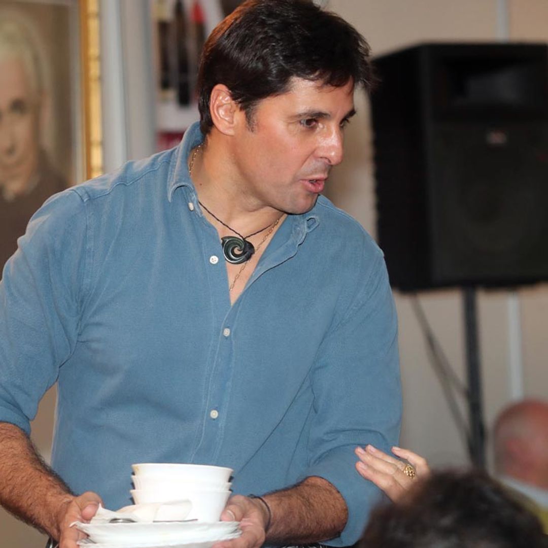 Francisco Rivera, el camarero con más ritmo en la 'noche de los toreros' del rastrillo Nuevo Futuro