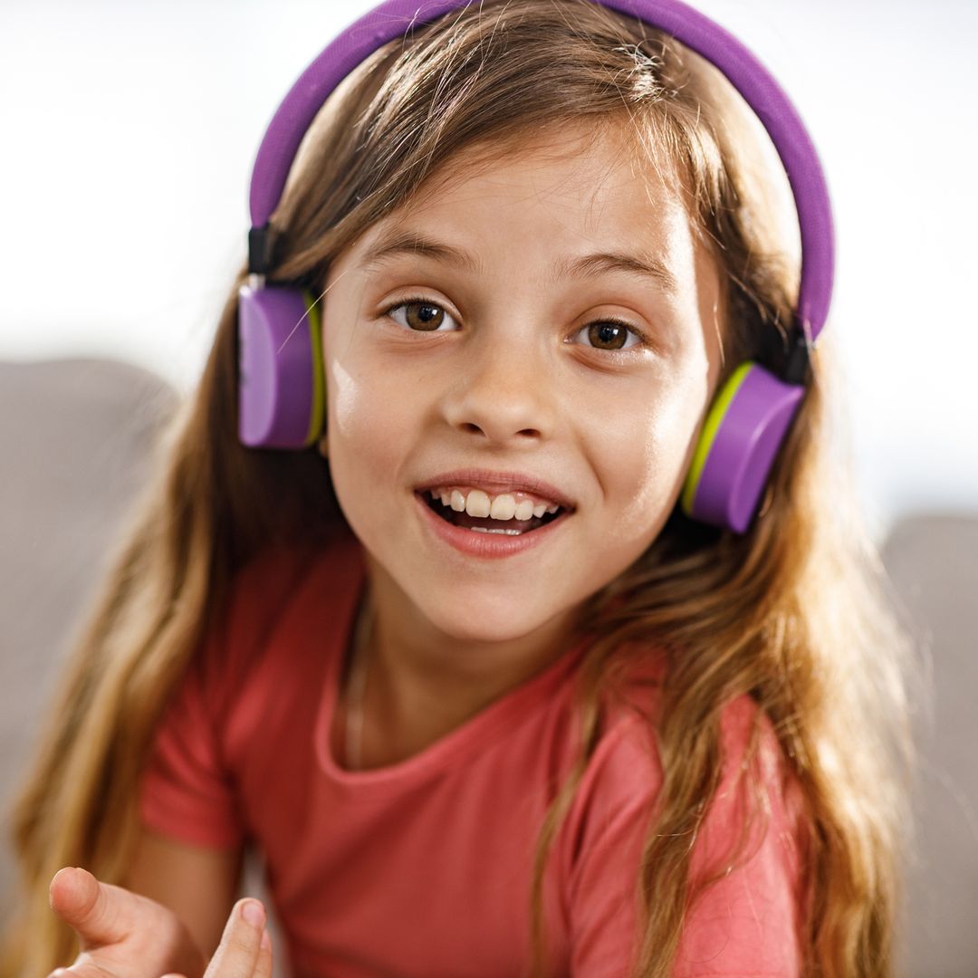 Laura M. Otón, doctora en Comunicación, sobre las canciones y pódcasts no aptos para menores que escuchan los niños: “Puede generarles ansiedad, depresión o comportamientos inadecuados”