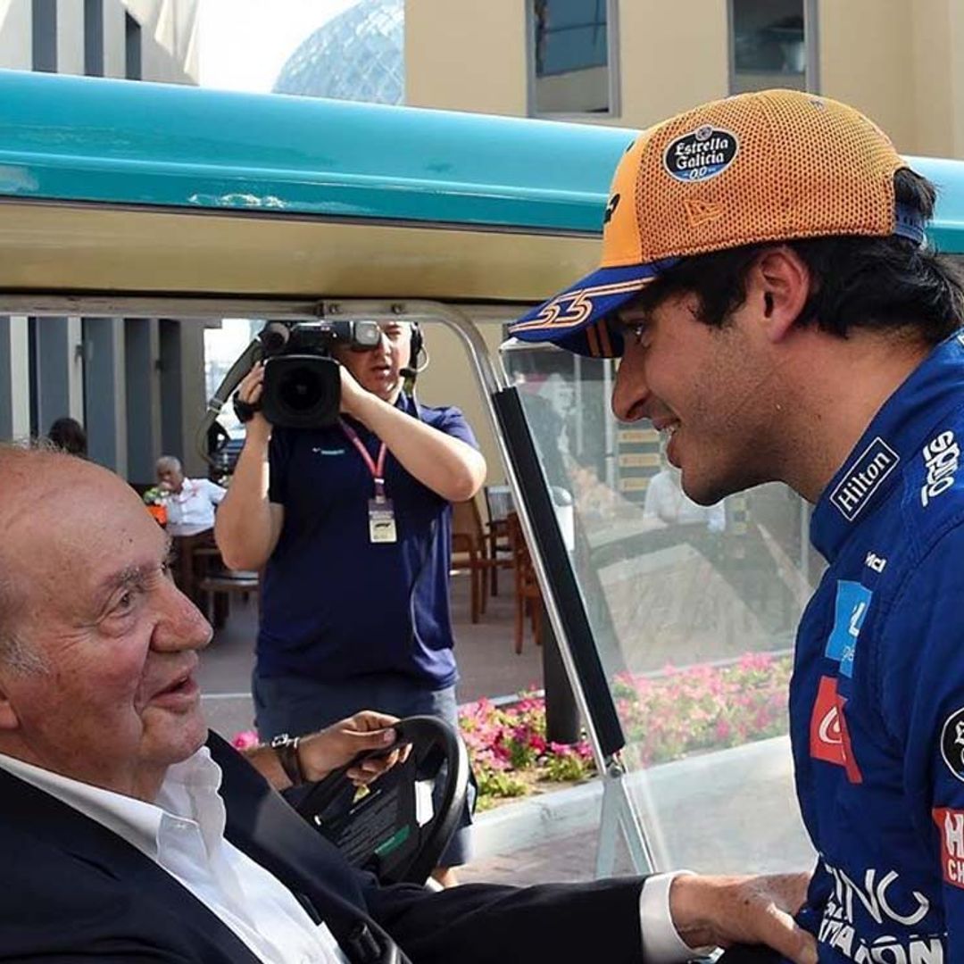 Don Juan Carlos viaja por sorpresa a los Emiratos Árabes para animar a Carlos Sainz Jr