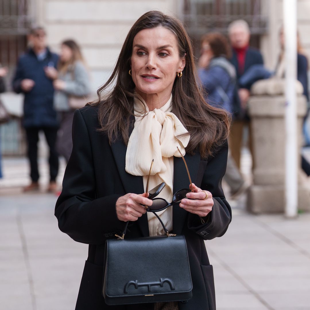 La reina Letizia a su llegada a la capilla ardiente de Raúl del Pozo en la Plaza de la Villa, a 11 de marzo de 2026, en Madrid   