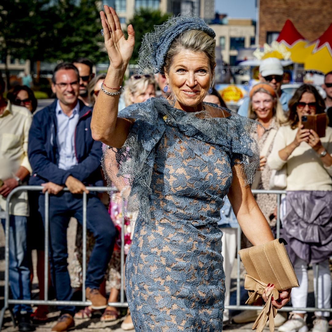 Máxima vuelve a arriesgar con un vestido transparente de encaje, tocado a juego y un gran collar de conchas