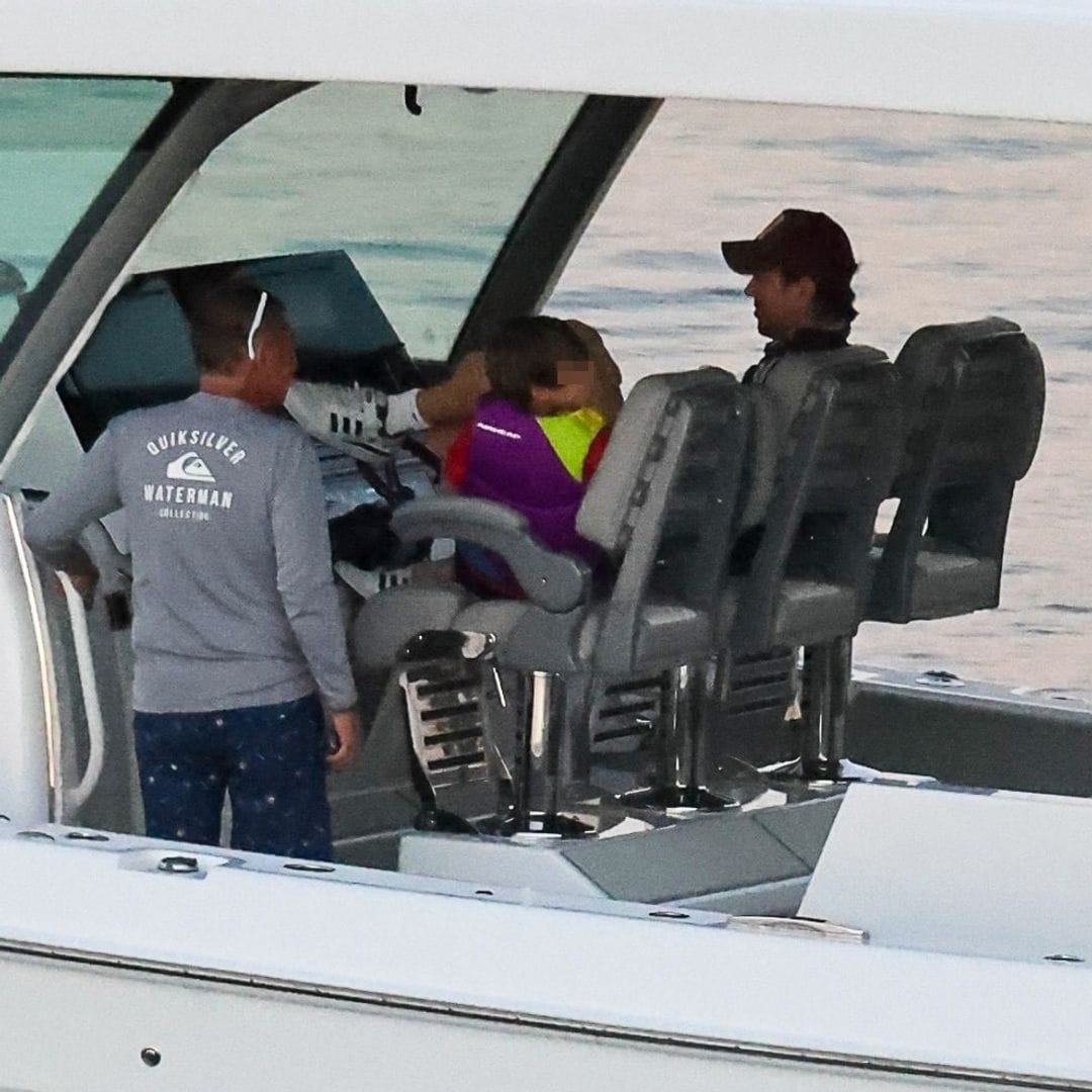 FOTOS EXCLUSIVAS. La nueva vida de Enrique Iglesias y Anna Kournikova después de ser padres por cuarta vez: velocidad en una superlancha y recados por Miami