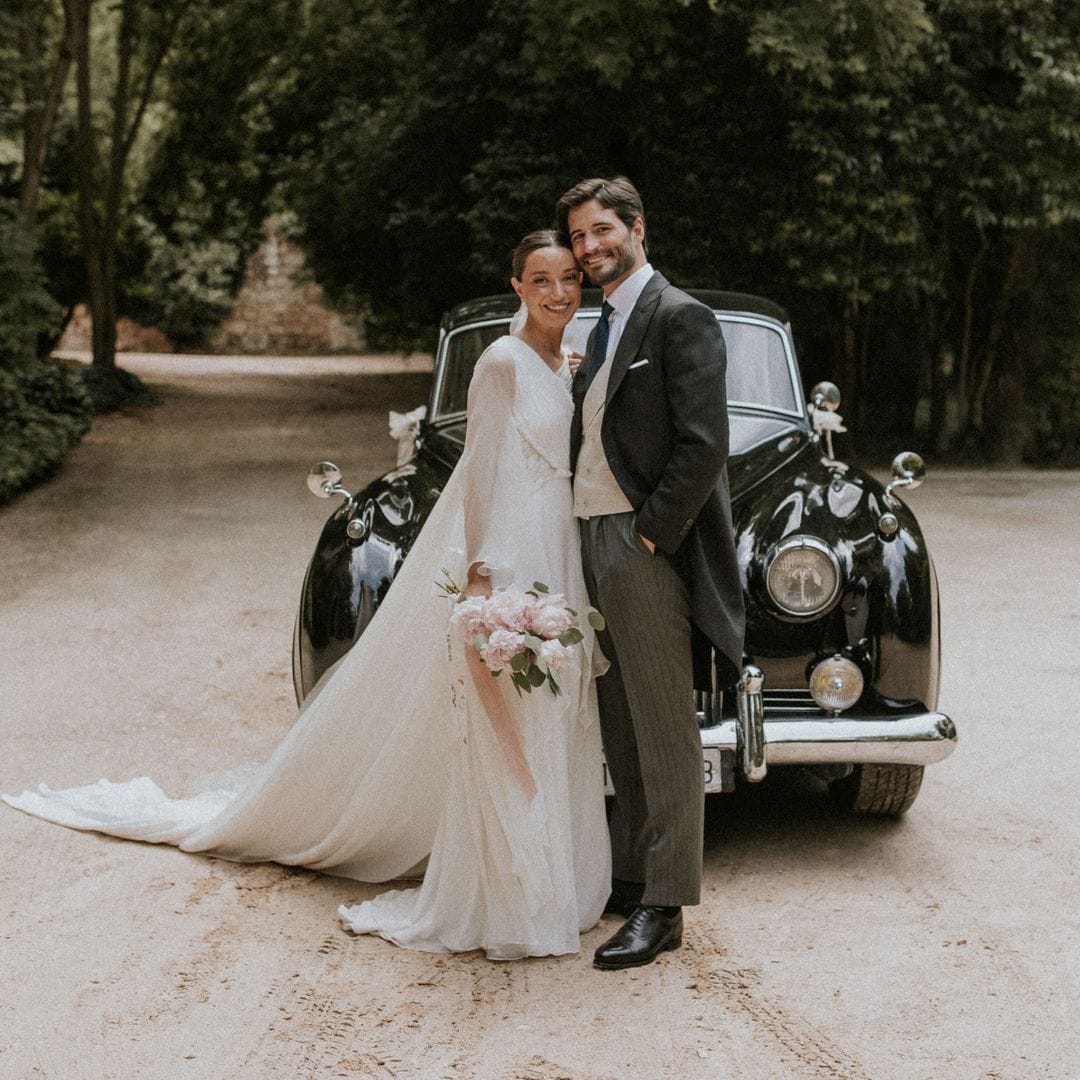 María, la novia que eligió un vestido de nido de abeja para casarse en Madrid con el amor de su infancia