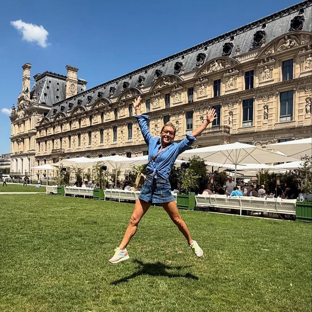 Elsa Pataky junto al restaurante Loulou, junto al Museo Louvre, París