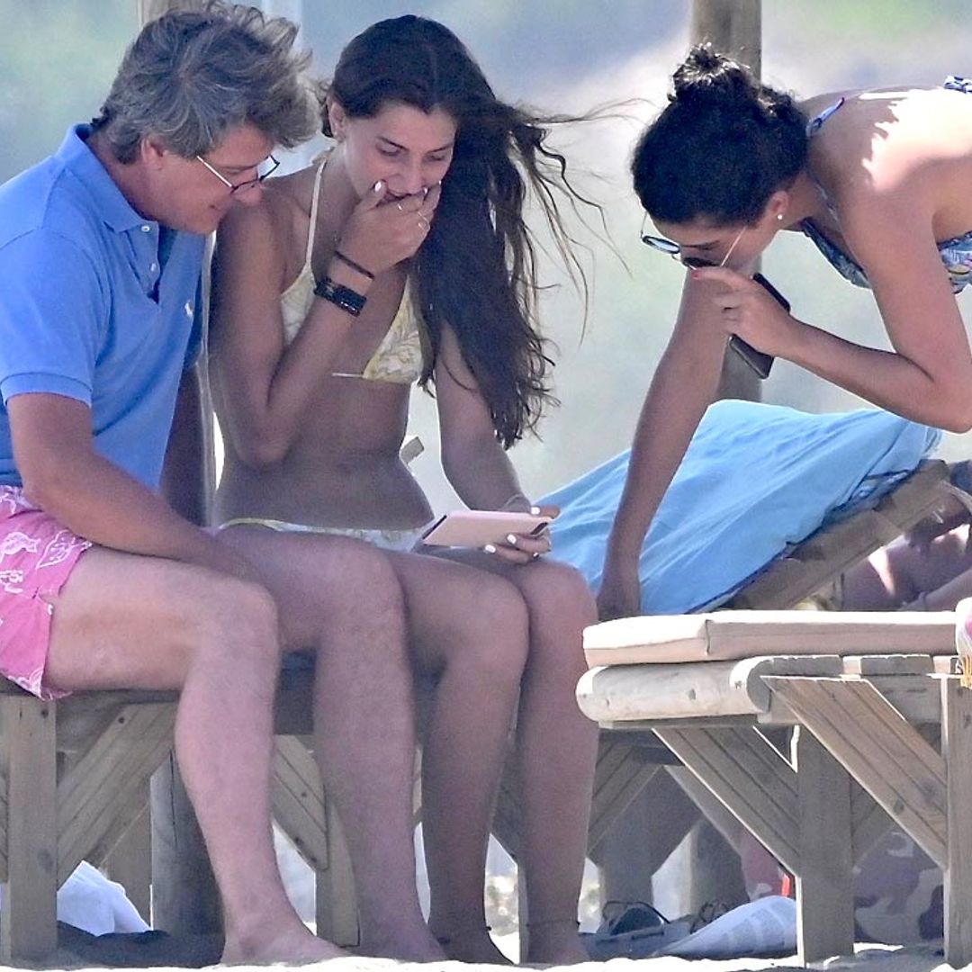 Cayetano Martínez de Irujo, de vacaciones en Cádiz con las dos mujeres de su vida