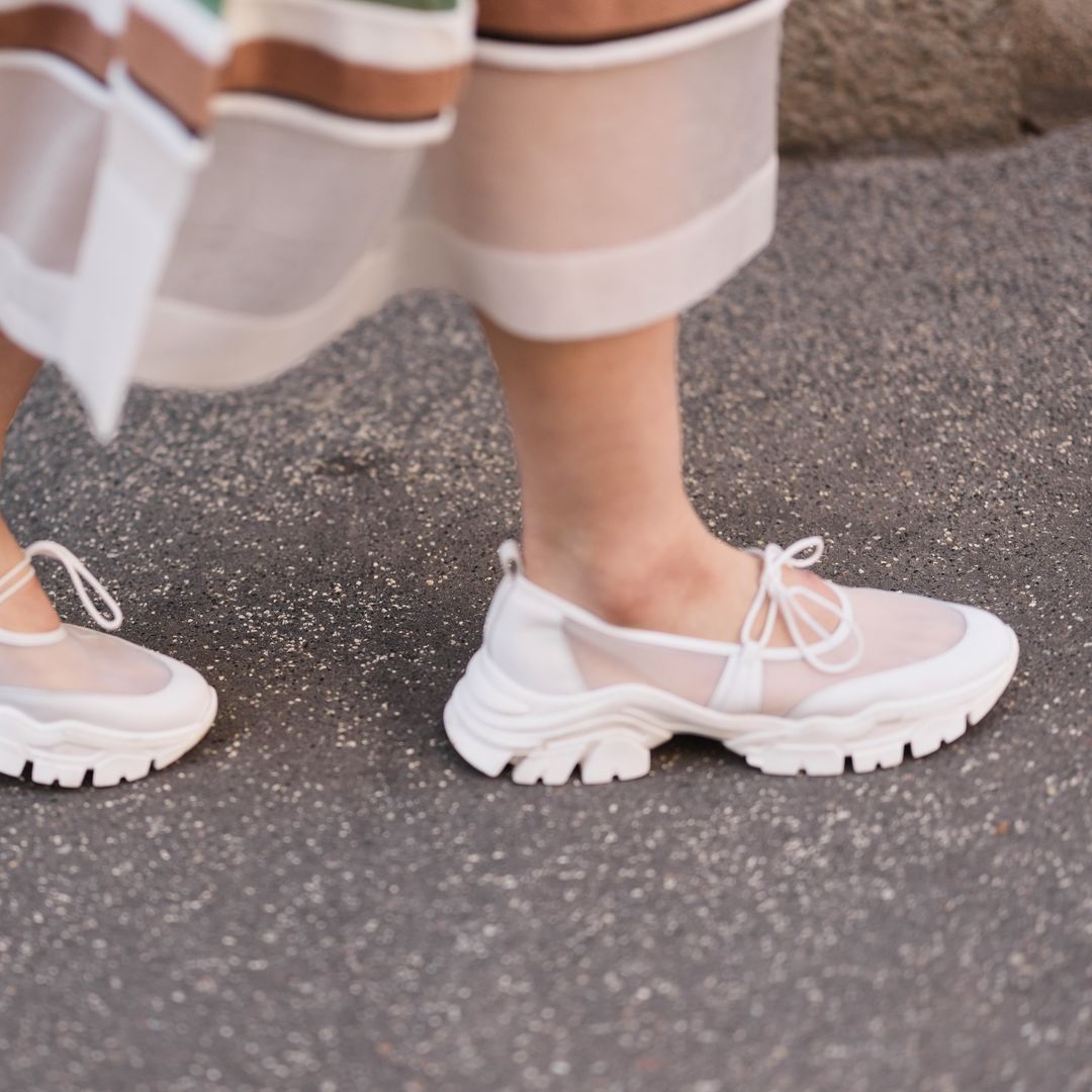 Localizamos en AliExpress las zapatillas de mujer que te van a solucionar el entretiempo y son supertendencia