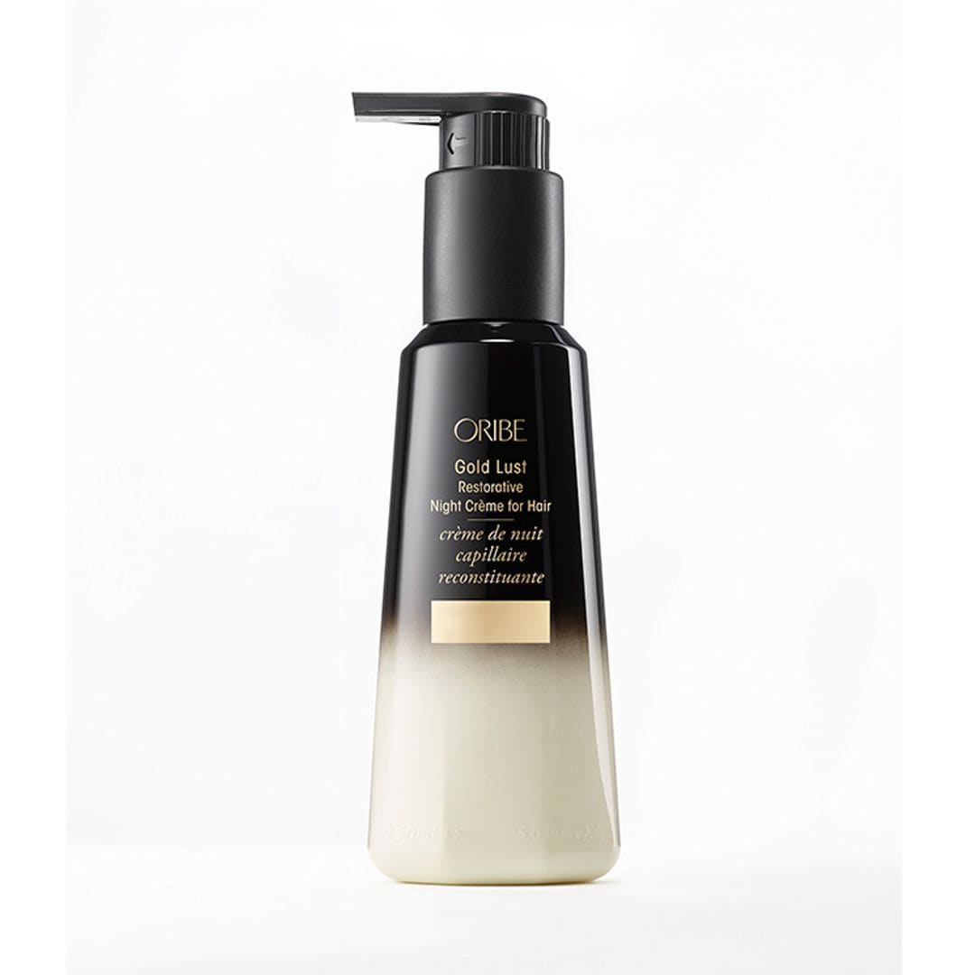 GOLD Restorative Night Creme for hair, de Oribe (80 euros en la web de la marca) es un tratamiento nocturno que repara, previene futuros daños y revitaliza el cabello durante el sueño a base de péptidos biomiméticos de flor de lupino y extracto revitalizante de eucalipto.