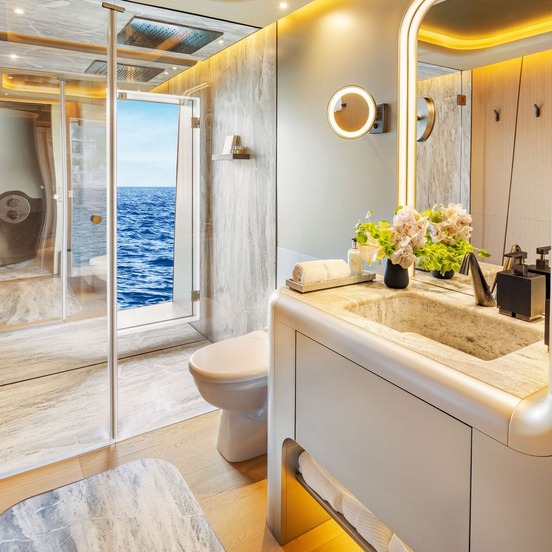El baño interior del yate Christiana Panagi 