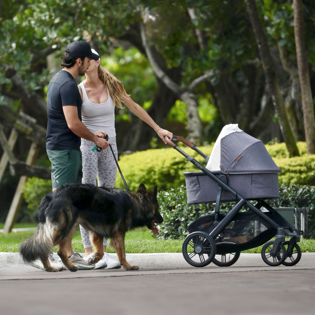 Gisele Bündchen besándose con Joaquim Valente mientras pasean a su bebé y a su perro