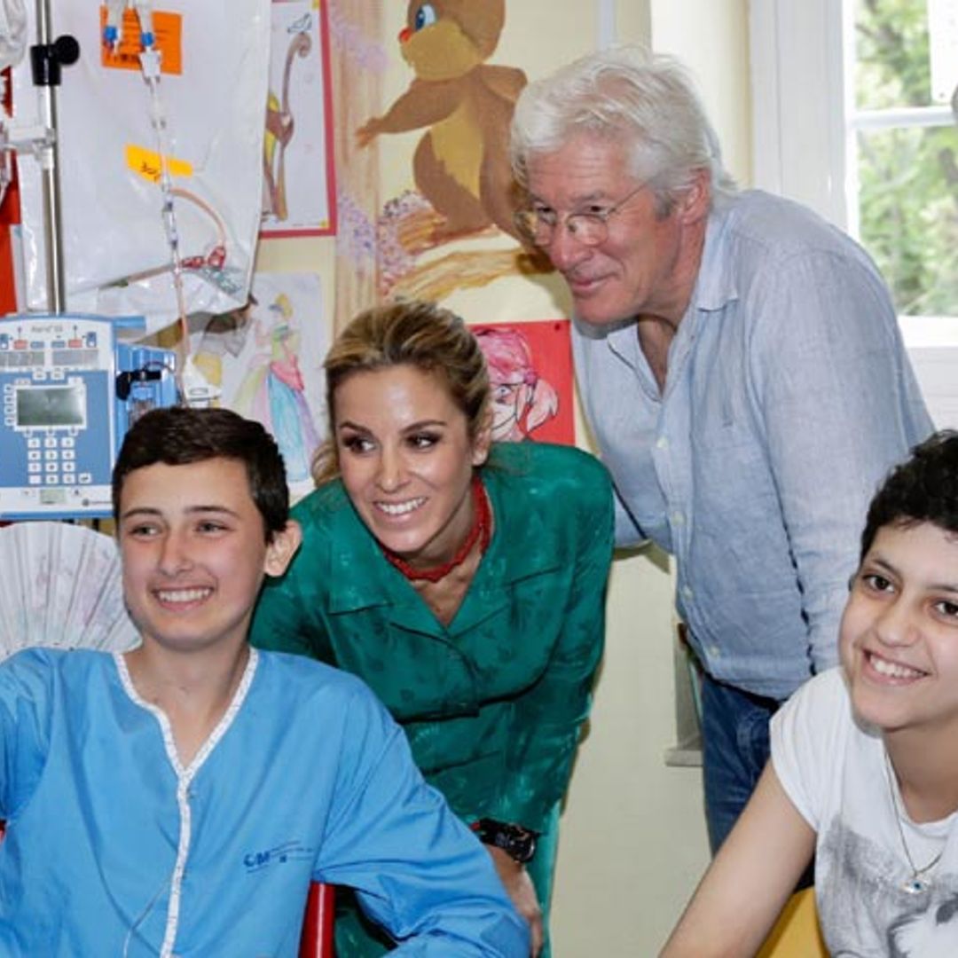 Richard Gere y Alejandra Silva sorprenden y emocionan a los niños enfermos del hospital Niño Jesús