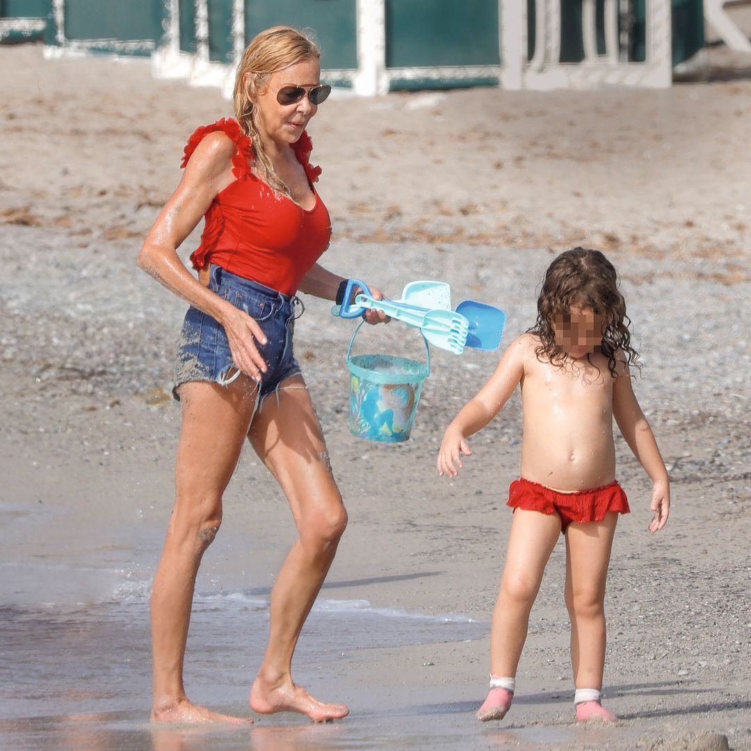 Anita y Ana Obregón paseando por la orilla y disfrutando de una tarde de playa juntas en Mallorca