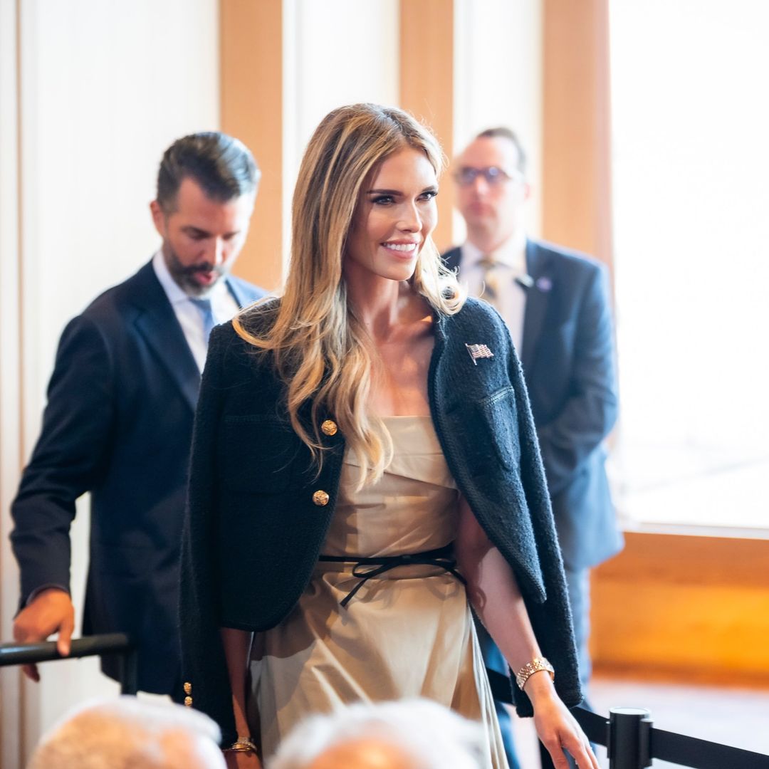 Bettina Anderson, nuera de Donald Trump, radiante con un vestido gabardina y el icónico bolso de Grace Kelly