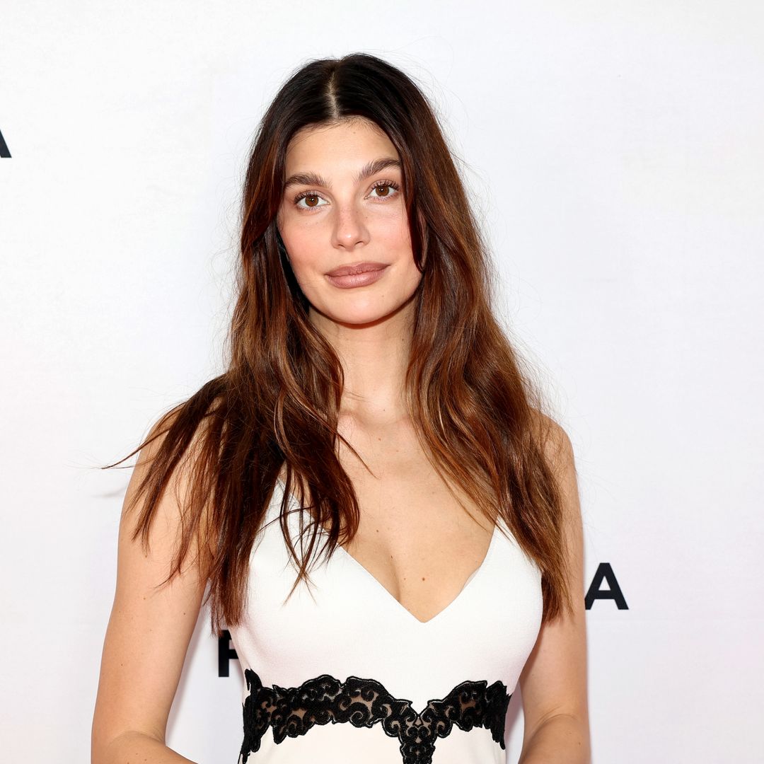 Camila Morrone luce impecable con una silueta de inspiración 'bridal'