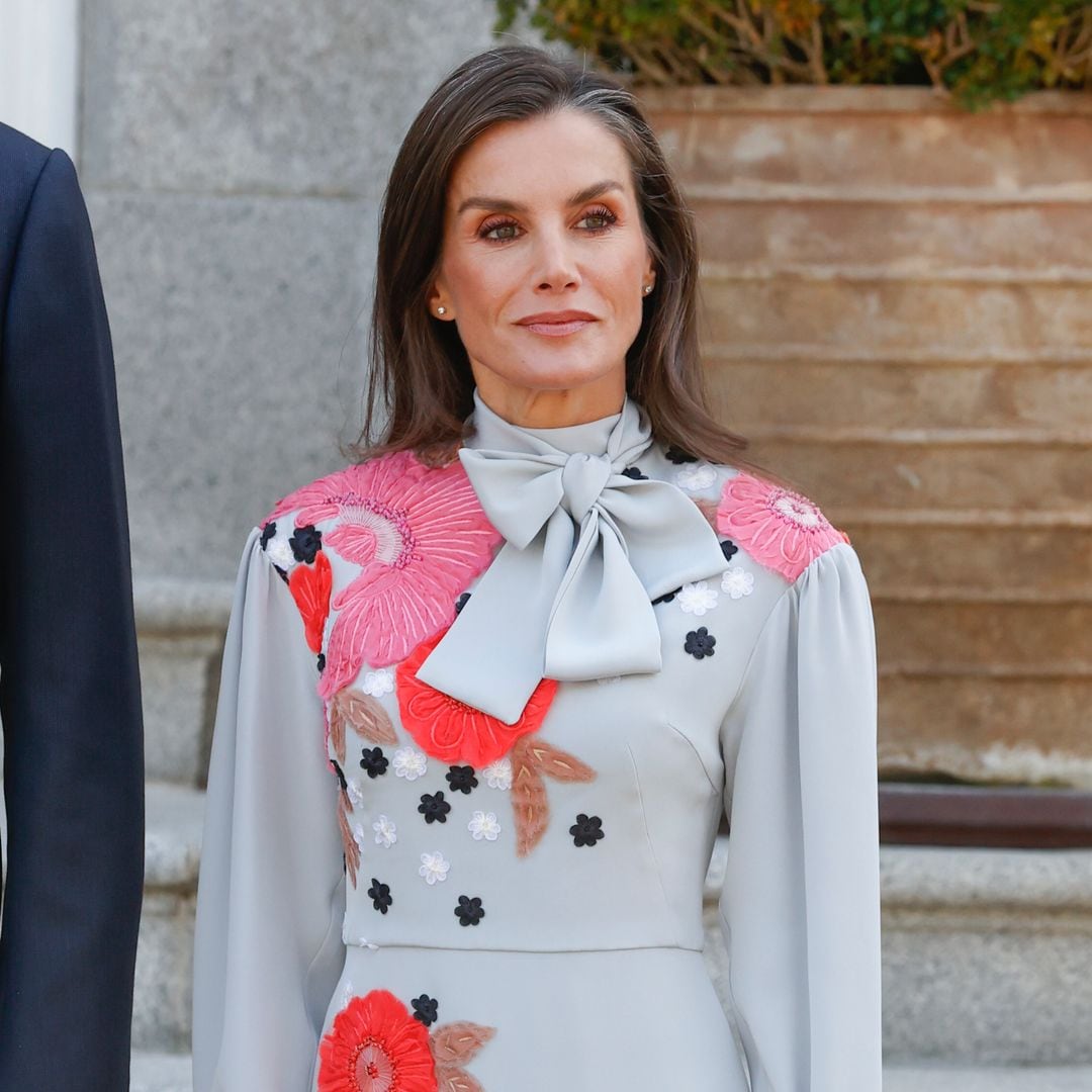 Un vestido misterioso y su bolso favorito: doña Letizia, la reina del estilo 'retro' en el Palacio Real