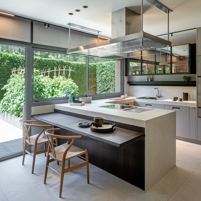 Cocina con ventanal al exterior