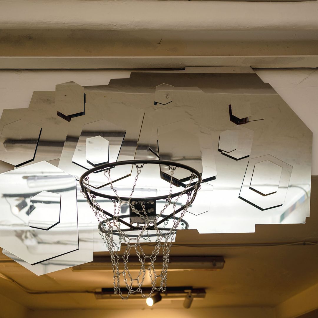 Bajo estas líneas, imagen de otra de sus creaciones, Sueño de baloncesto.