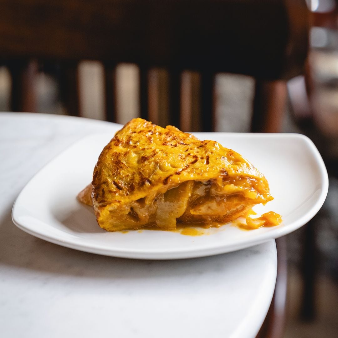 Tortilla de patatas y cebolla confitada de Juana La Loca, restaurante novedad gastro Madrid 2025.