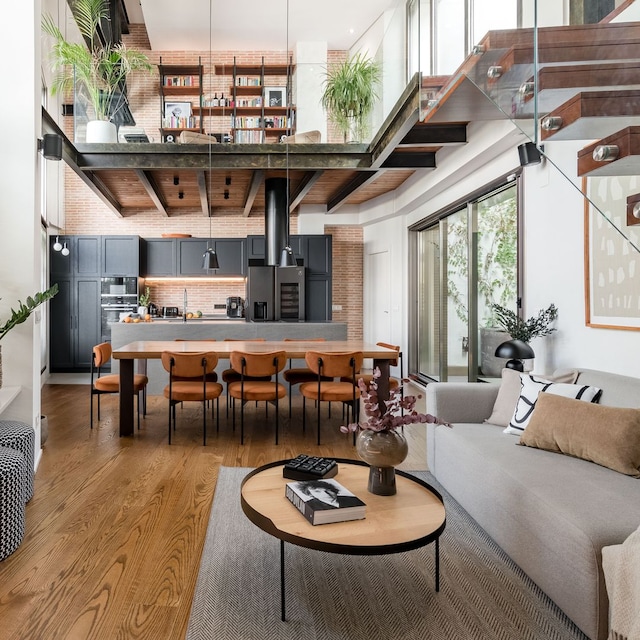 Salón con cocina abierta