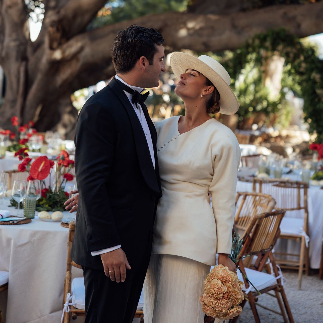 "Me encantó la idea de poner claveles y flores rojas en la decoración, era un poco arriesgado": la boda de Andrea, la novia del sombrero cordobés