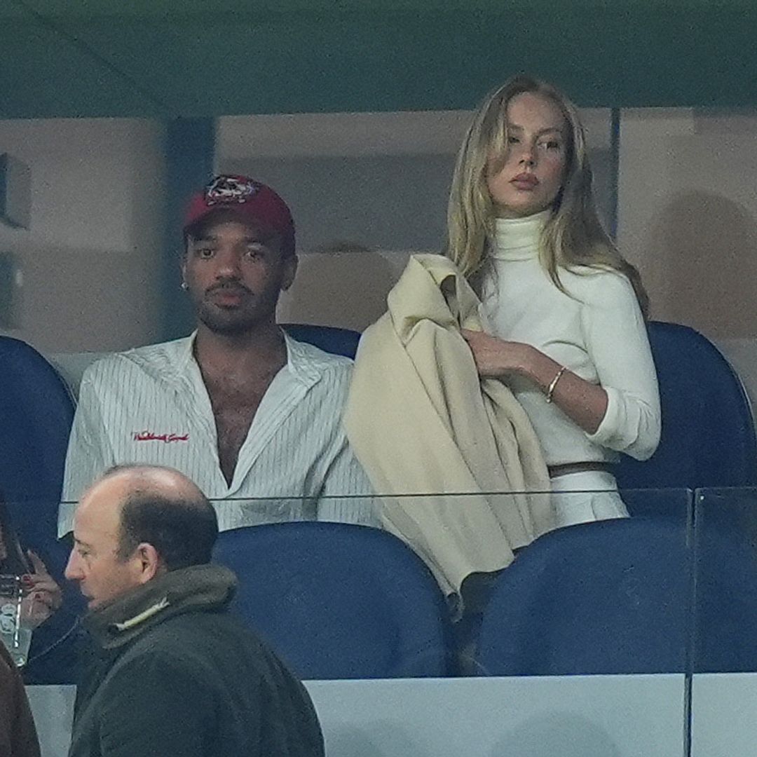 Ester Exposito con su amigo Sergio Momo viendo el partido entre el Real Madrid y el Atlético Madrid en el Santiago Bernabéu el 22 de marzo de 2026