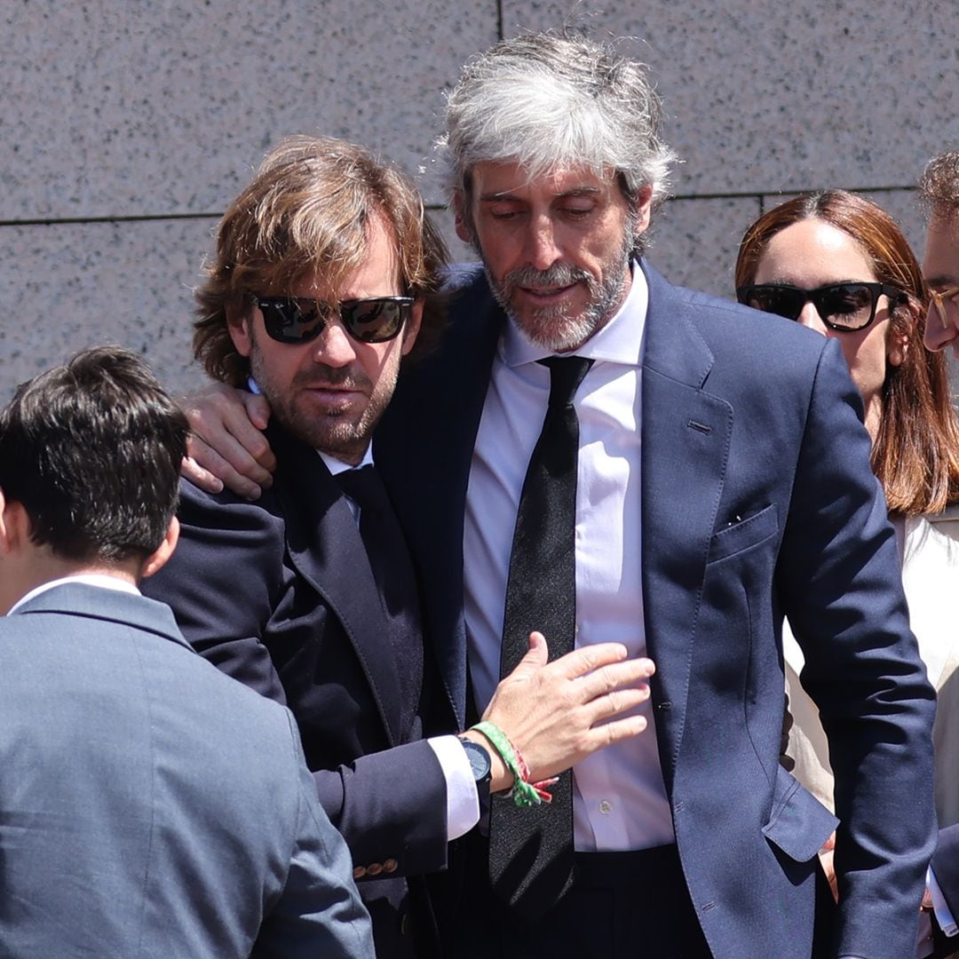 Rosauro Varo y Amaia Salamanca consuelan a Alfonso de Borbón en la emotiva despedida a su padre