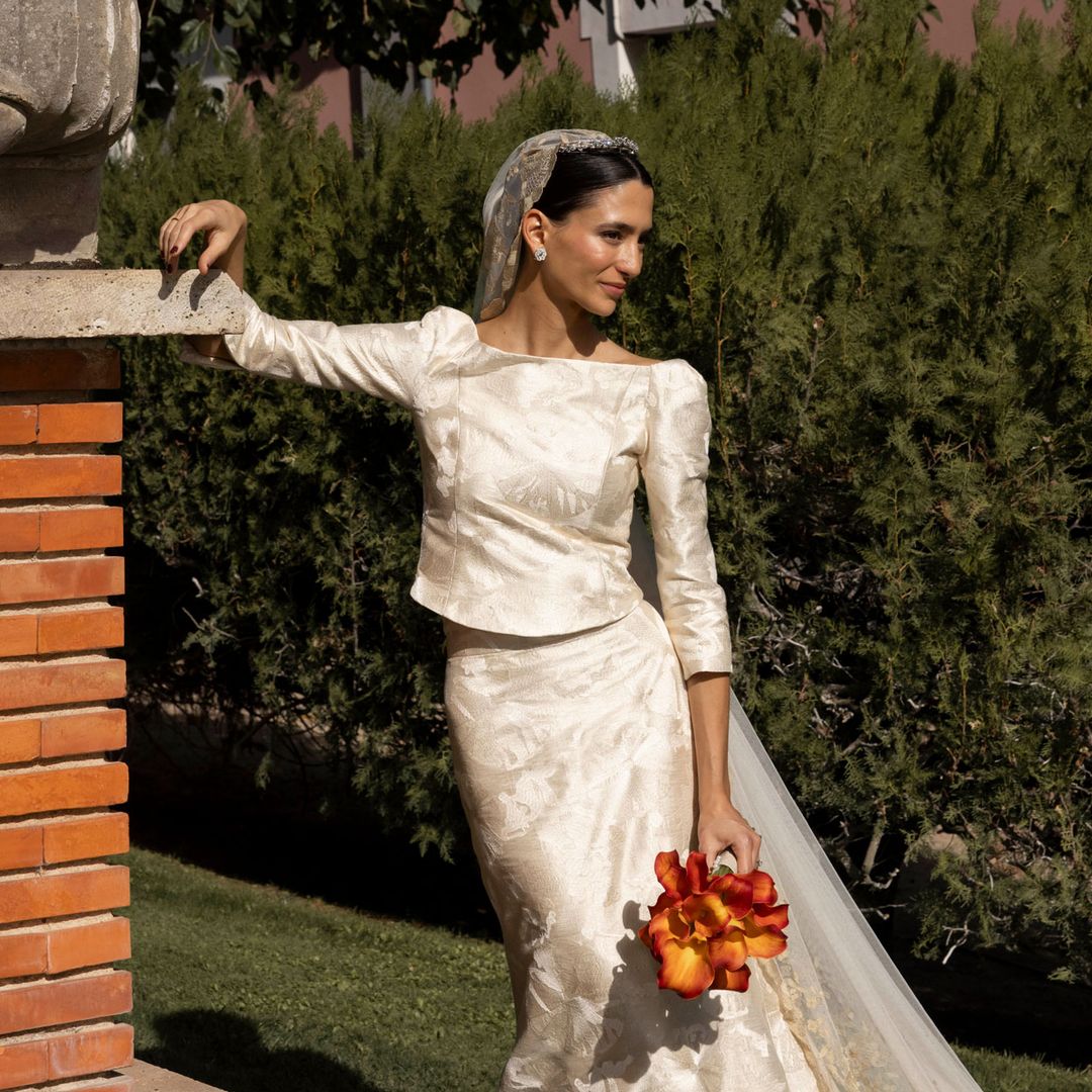 Un vestido de novia tobillero y una pulsera convertida en tiara para la boda de Sara en Madrid