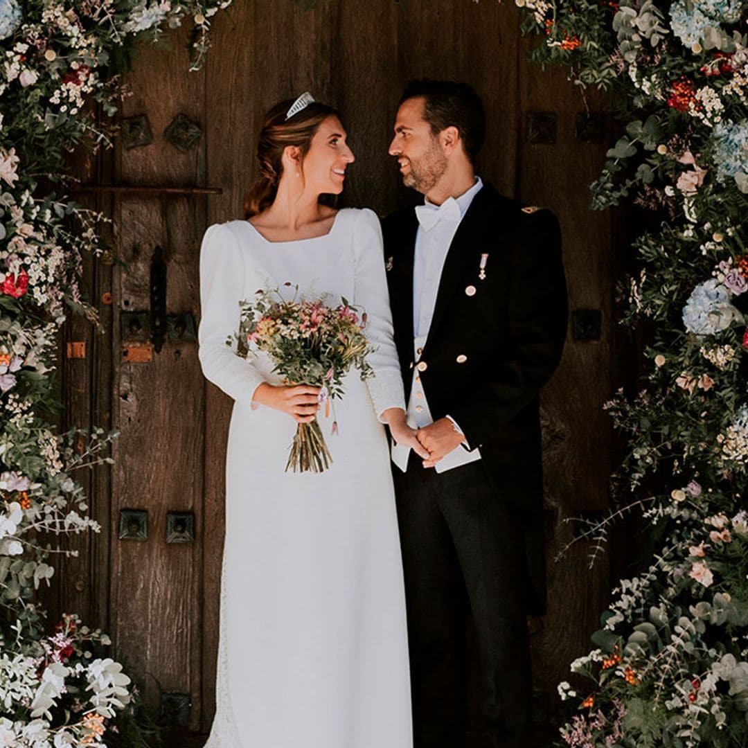 Patricia, la novia del vestido sencillo y capa de margaritas que se casó en un pueblo de Valladolid