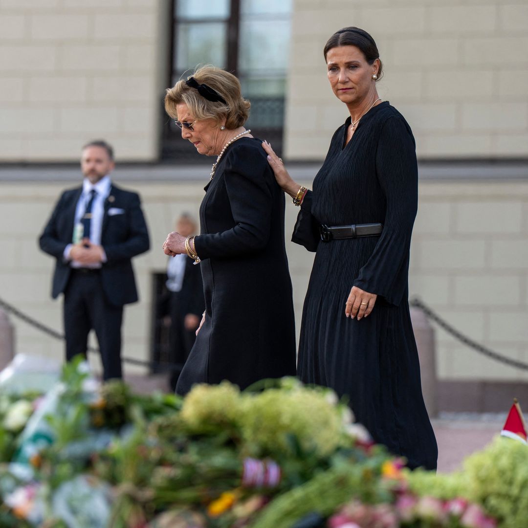 Las lágrimas de la reina Sonia y el dolor de Marta Luisa: las imágenes del último paseo por Palacio del rey Harald